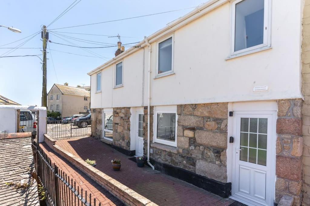 Charming 3 Bedroom Harbour With Parking