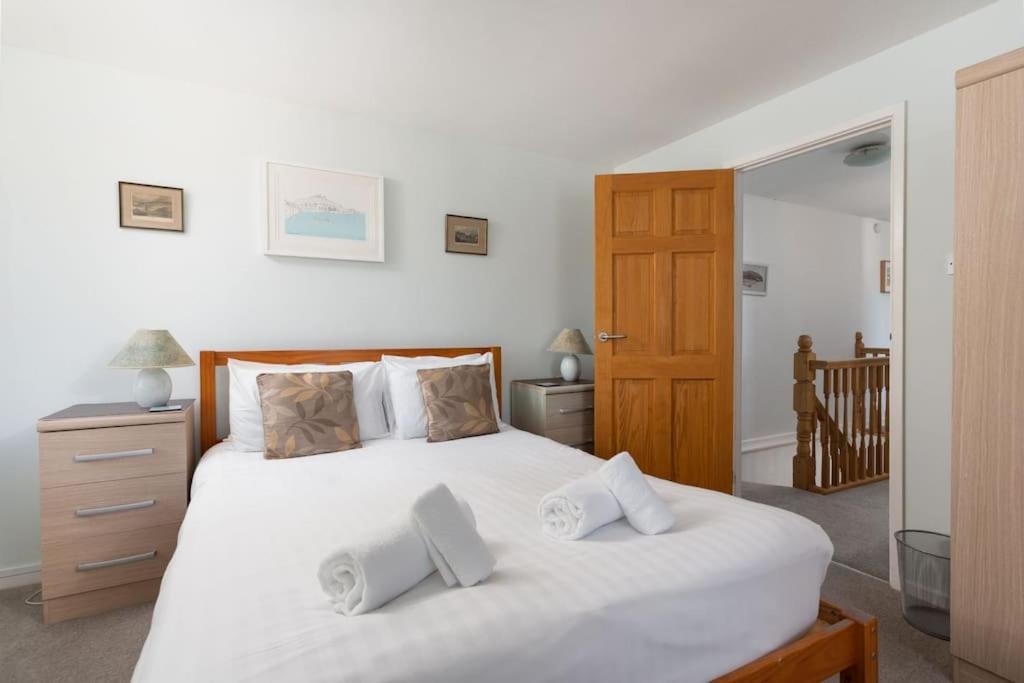 Charming 3 Bedroom Harbour With Parking *