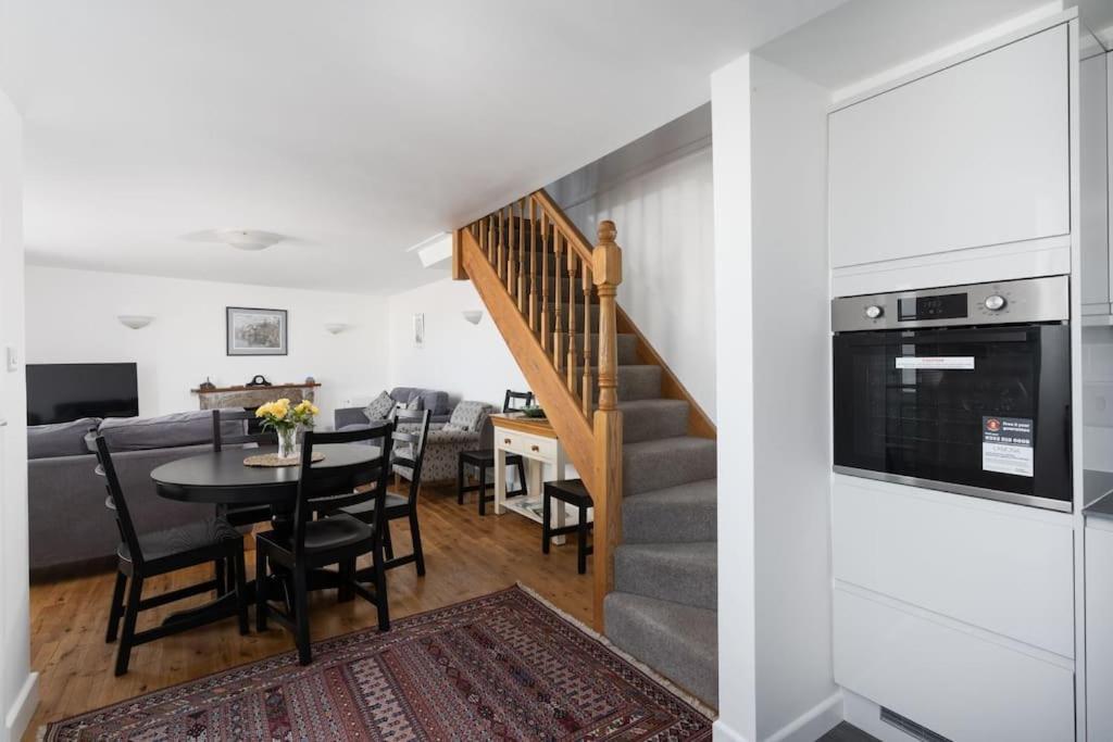 Vakantiehuis Charming 3 Bedroom Harbour With Parking