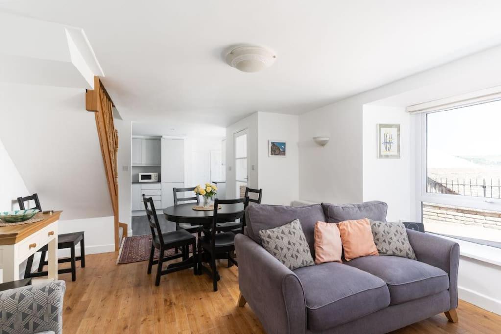 Vakantiehuis Charming 3 Bedroom Harbour With Parking
